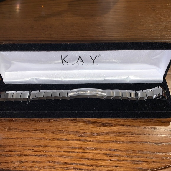 Kay jewelers bracelet with 7 diamonds inside